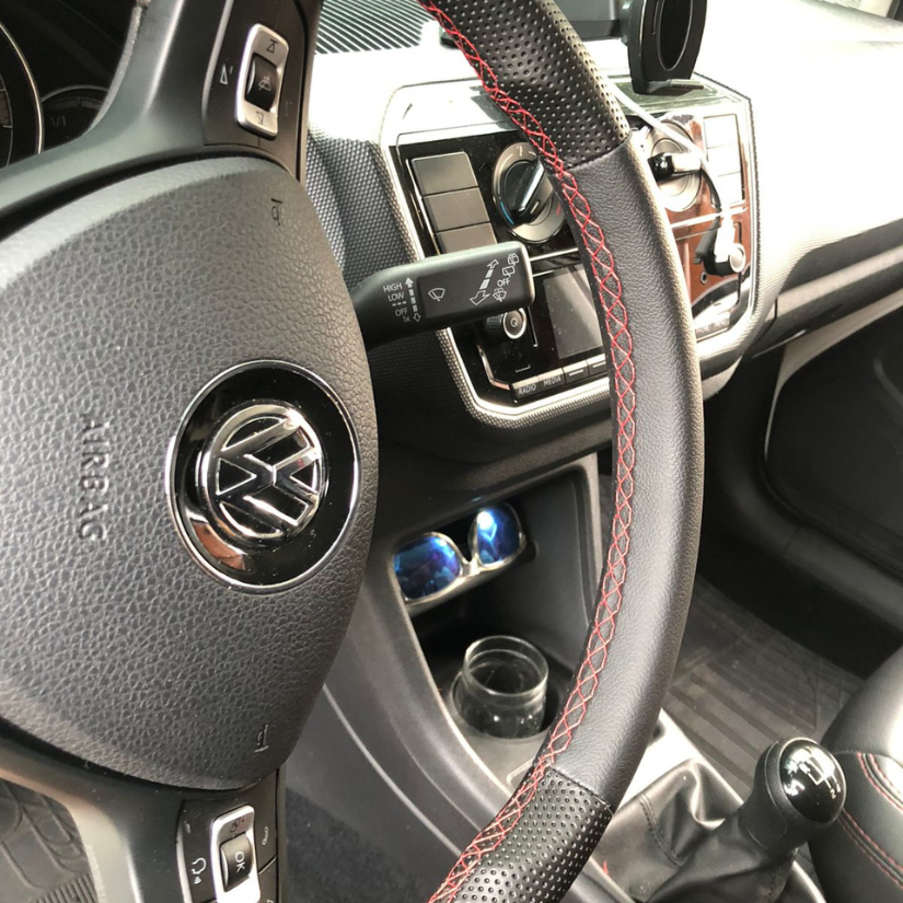 Revestimento volante voyage costura vermelha